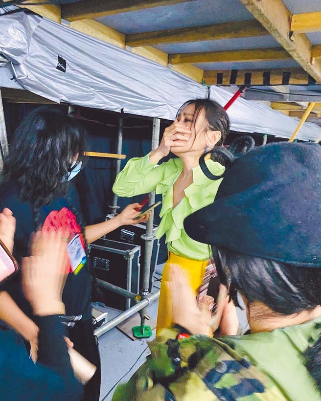 蔡健雅（中）前晚演出結束下台後忍不住落淚。（摘自IG）