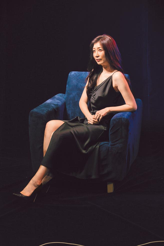 黃嘉千在《暫時停止青春》舞台劇飾演勾小鮮肉的大齡女子。（故事工廠提供）