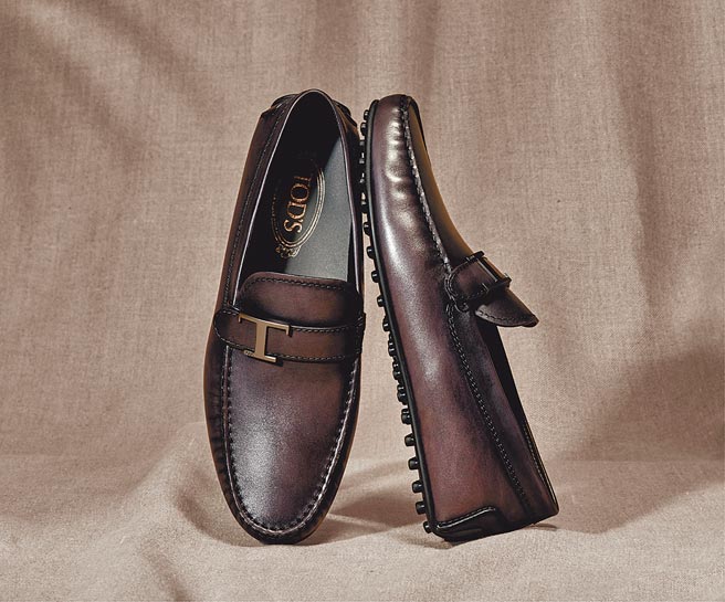 TOD’S T Timeless金属皮革饰扣相当抢眼，豆豆胶底鞋2万2600元。（TOD'S提供）