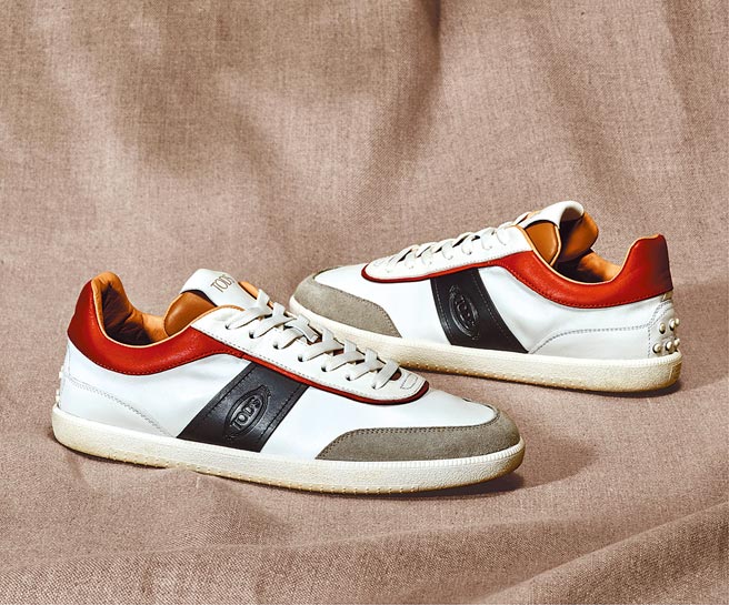 男士的復古皮革拼接休閒鞋评价颇高，2万3000元。（TOD'S提供）