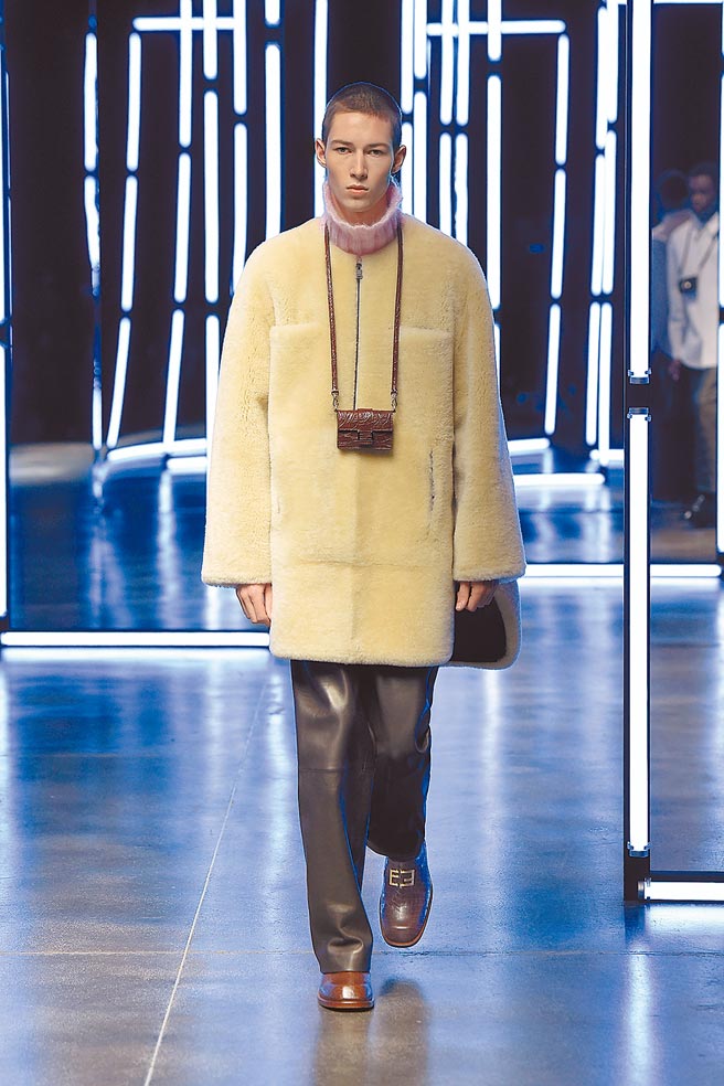 宽松自然的剪裁，映照背景的霓虹灯条，颇具视觉感。（Fendi提供）