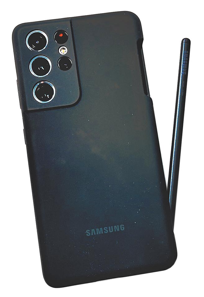 三星Galaxy S21 Ultra首次加入了S Pen的功能，提供书写功能、悬浮翻译等操作，3月31日前购买即加赠附价值1990元的附S Pen硅胶薄型背盖。（石欣蒨摄）