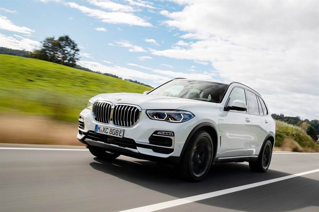 BMW 2021春季產品更新通報 M340i、M440i新增碳纖維車頂選配 7系列標配後輪轉向
