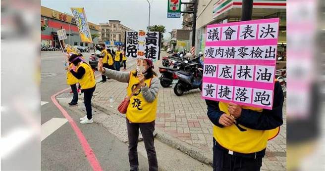 罷捷與挺捷團體各自在鳳山掛起看板標語，盼激出鳳山民眾的投票率。（圖／翻攝自鳳山清捷行動本部臉書）