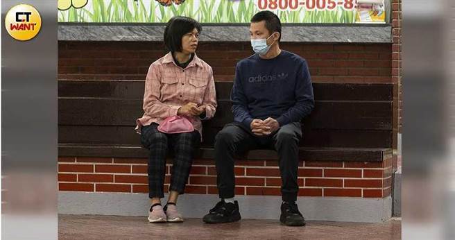 现任荣誉观护人协进会秘书王芷家，平日负责提供犯罪被害人家属法律扶助，善于倾听的她，俨然是个另类的心灵修护师。（图／黄威彬摄）