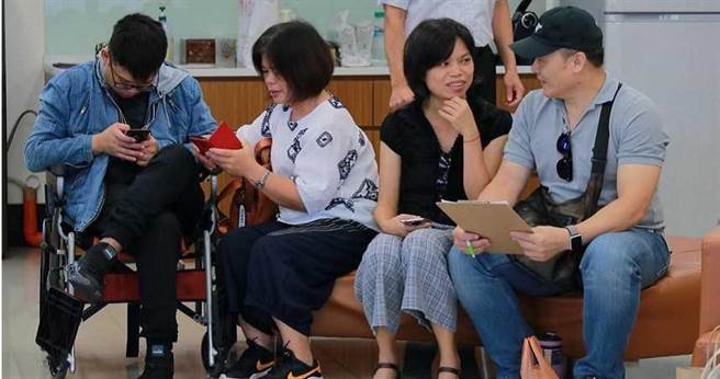 荣誉观护人协进会秘书王芷家在八仙尘爆意外后，鼓励受害人及家属参加活动走出低潮，获得不少迴响。（图／王芷家提供）