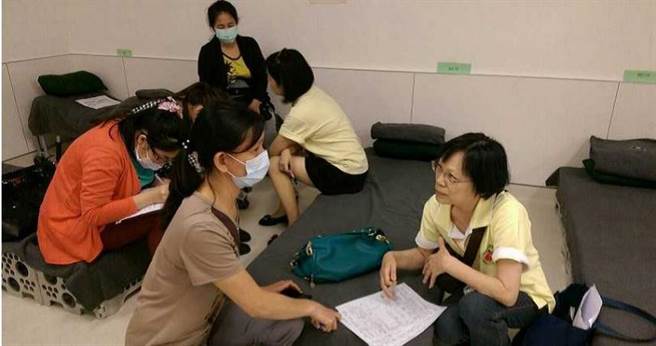 许多八仙尘爆受害人的家属在意外后不知所措，王芷家和许多志工特别到医院提供法律协助。（图／王芷家提供）