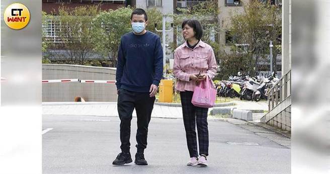 在荣誉观护人协进会秘书王芷家的陪伴鼓励下，八仙尘爆受害人小健走出阴霾，不但欲参加，还要到地检署当志工。（图／黄威彬摄）