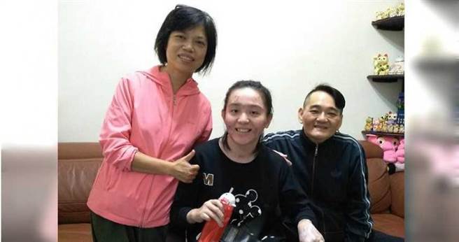 王芷家为八仙尘爆受害人林佩璇筹款缓解困境。（图／王芷家提供）