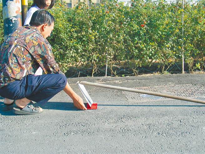 冥婚家屬會將死者的生辰八字放入紅包袋，等有緣人來撿，有的會用鋤頭壓住。（示意圖／本報系資料照片）