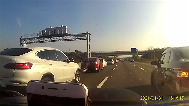 国道一号南下安定至台南路段31日险些发生连环撞，一名男子遇上车祸机灵的钻过脱身，惊险的行车纪录器影像曝光后，引起网友热烈讨论，图片可见驾驶从停下的2辆车中间穿过。（翻摄照片）
