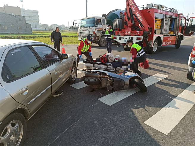 苑里镇旧社里2日上午8时许，发生1起汽机车车祸，1名机车骑士受困车底，失去生命迹象。（翻摄照片／巫静婷苗栗传真）