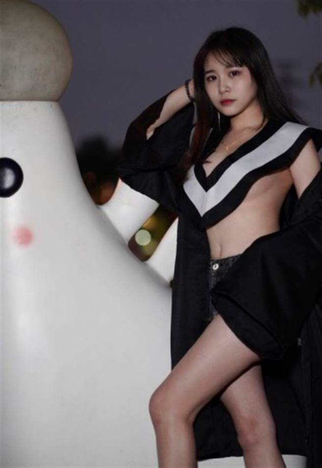 正妹芳如PO出性感学士服照片，只见她上半身仅披着领巾，露出性感好身材，吸引3千人狂讚。（图／fangru_0603提供）