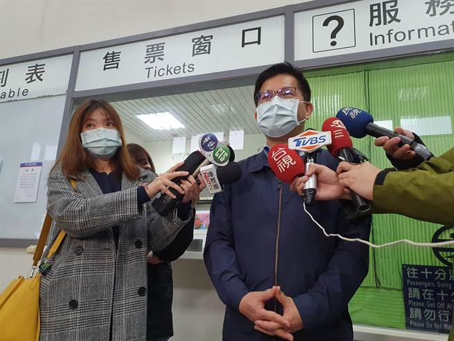 交通部長林佳龍今（2日）上午再度前往視察搶修宣布，搶修工程都已經完成，將於明（3日）上午5時恢復雙向通車。（葉書宏攝）