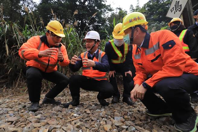 交通部長林佳龍今（2日）上午再度前往視察搶修宣布，搶修工程都已經完成，將於明（3日）上午5時恢復雙向通車。（交通部提供）