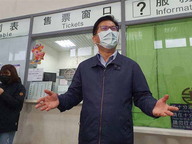 交通部长林佳龙今（2日）上午视察台铁瑞芳至猴硐路段抢修工程。（叶书宏摄）