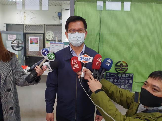 交通部长林佳龙今（2日）上午视察台铁瑞芳至猴硐路段抢修工程。（叶书宏摄）