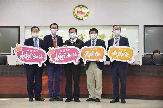 李長榮集團、薇閣文教公益基金會、奎克生技光電贈送高靈敏數位PCR核酸檢驗機器。（賴佑維攝）