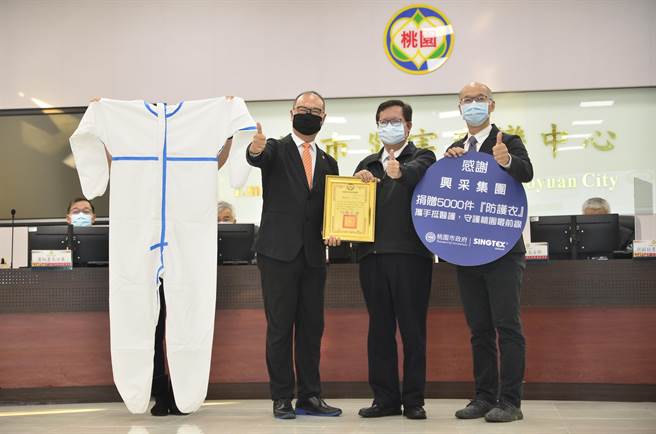 神采時尚贈送P3防護服。（賴佑維攝）