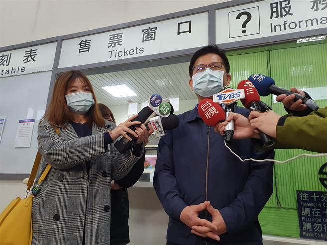 交通部長林佳龍今（2日）表示，關於特別預算是否再延長，目前由行政院通盤評估中。（葉書宏攝）