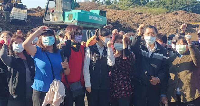 嘉义县中埔乡裕民村一处违法设置木屑堆置场半个多月来不时传出闷烧状况，让消防人员疲于奔命，1日遭民眾抗议。（读者提供／吕妍庭嘉义传真）