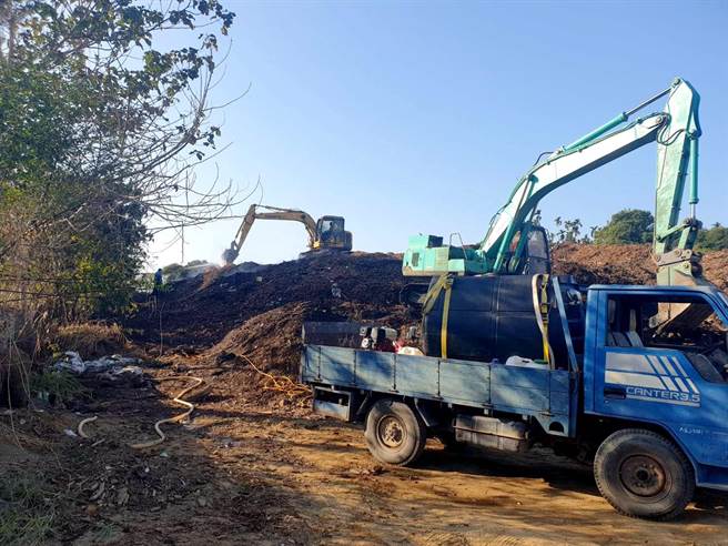 嘉义县中埔乡裕民村一处违法设置木屑堆置场半个多月来不时传出闷烧状况，让消防人员疲于奔命，1日遭民眾抗议。（读者提供／吕妍庭嘉义传真）