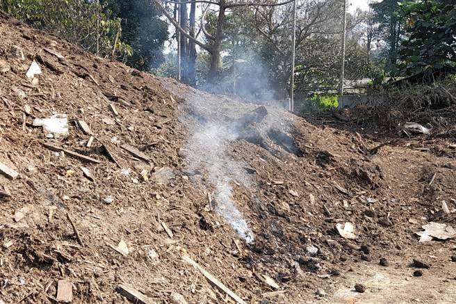 嘉义县中埔乡裕民村一处违法设置木屑堆置场半个多月来不时传出闷烧状况，让消防人员疲于奔命，1日遭民眾抗议。（嘉义县政府提供／吕妍庭嘉义传真）