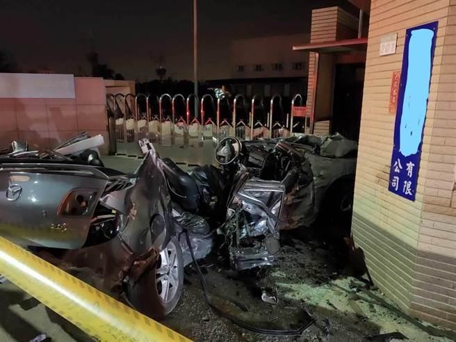 台南轿车90度甩尾撞工厂大门，3男3女惨死车内。(洪荣志摄)