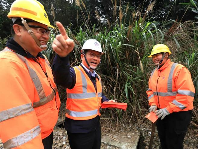 交通部長林佳龍今日視察猴硐搶通現場。（台鐵局提供）