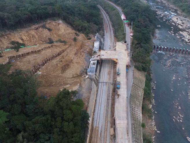猴硐坍方段預計明天雙線通車。（台鐵局提供）