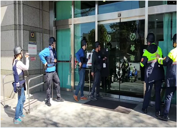 台中市政府警察局為了春節前民眾提領大量現金需求，請轄區分局與各金融機構業者加強聯繫，並實地進行操兵演練。（台中市警局提供／馮惠宜台中傳真）