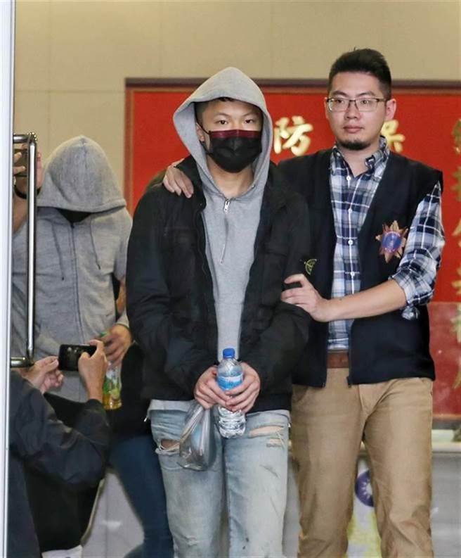 谢亚轩(中)无照驾驶租来的黑色轿车，与另名友人，在北市公车专用道竞速，害死无辜3条人命。本报资料照片