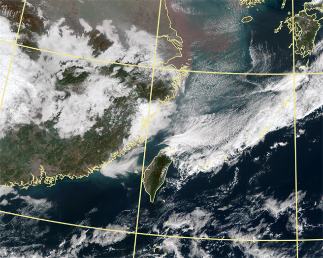 今變天驟降10度 鄭明典PO一張圖指出鋒面到了。(翻攝自 氣象局衛星雲圖)
