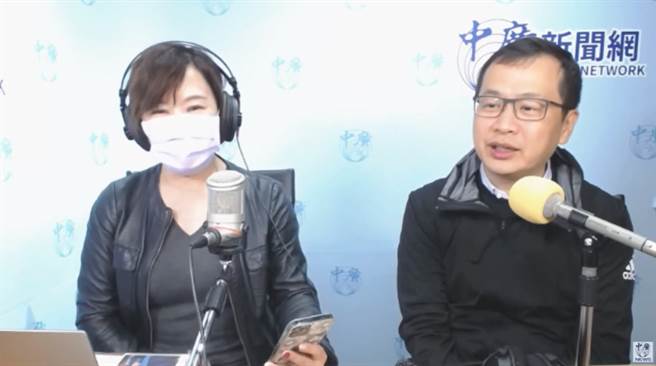 高雄市前市長韓國瑜勸趙少康參選國民黨主席，王淺秋（左）直呼高招。（圖／摘自千秋萬事 中廣新聞網YouTube）