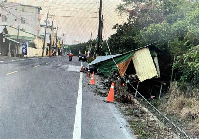 王男酒驾撞毁一旁铁皮屋，上班员工因迟到幸运躲劫。(警方提供)