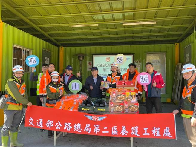 公路總局二工處特別前往一一慰問感謝並致贈慰問品，向辛勤守護用路安全、雪中護行人員，表達最深敬意。（公路總局二工處提供／陳淑娥台中傳真）