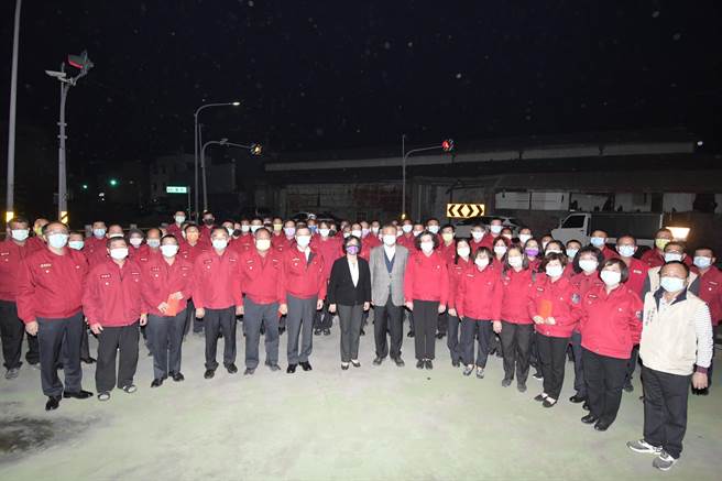 1日夜晚彰化縣長馬不停蹄，到各守望相助、警義消等守護站，慰勞辛苦的協、執勤同仁。(縣府提供／吳建輝彰化傳真)