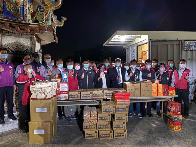 縣長深夜突襲帶來各式餅乾、泡麵等物資，希望提振消防、義消同仁協勤的士氣，更有能量一起守護彰化縣民的安全。(民眾提供／吳建輝彰化傳真)