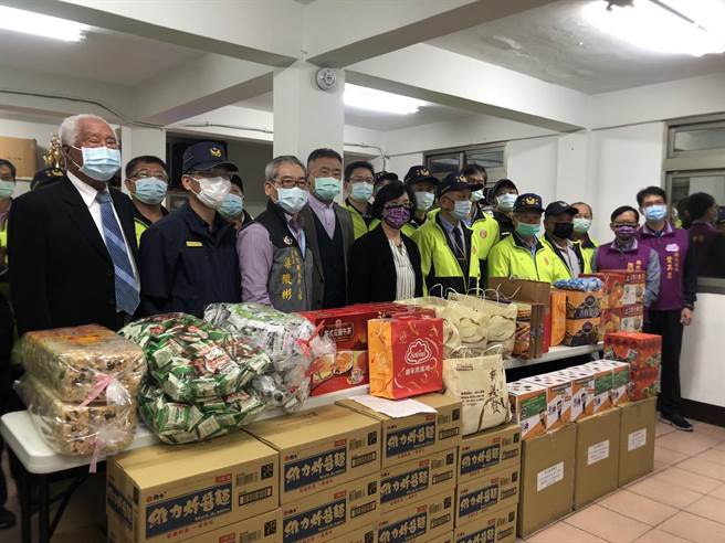 彰化縣長王惠美一連跑了包括二林、大城、竹塘、埤頭、芳苑等地，讓執勤的警義消相當暖心。(民眾提供／吳建輝彰化傳真)