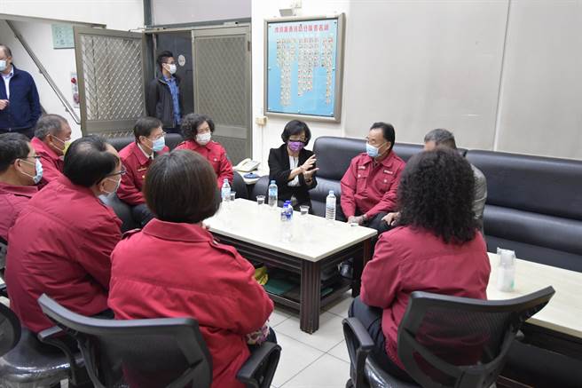 王惠美也提醒，過去一年因疫情讓大家更辛苦，總是守在救護救災的第一線，也提醒他們要照顧好自己的身體，嚴守相關SOP，唯有保護好自己，才能有力氣去保護我們的鄉親。(縣府提供／吳建輝彰化傳真)