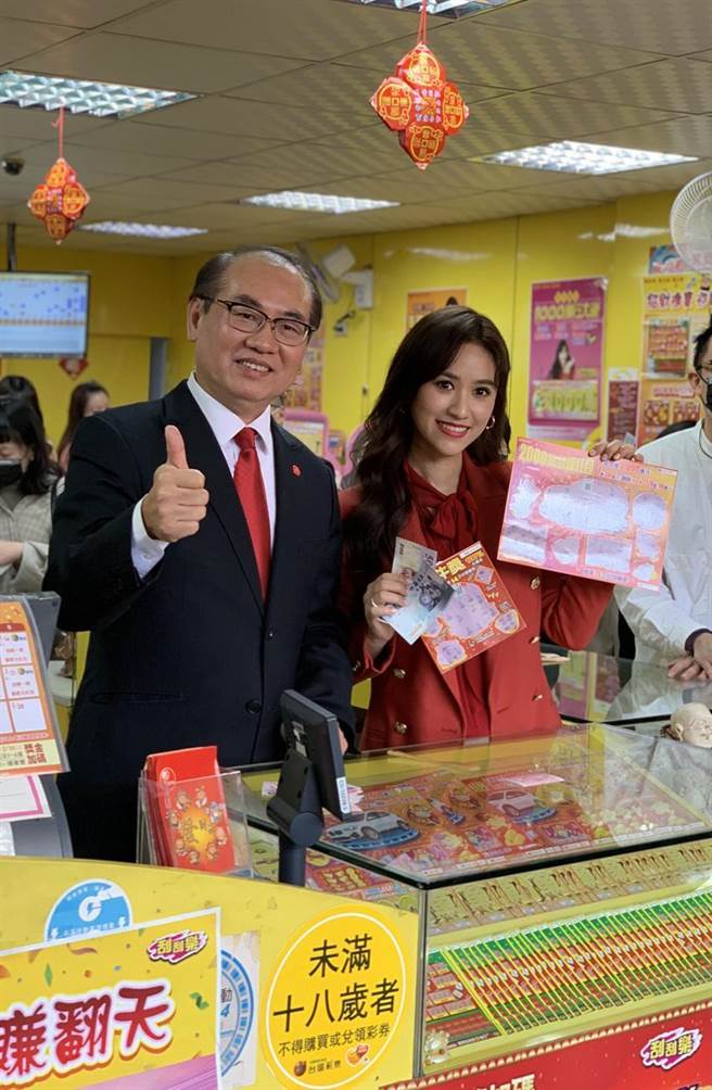 Sandy当场刮彩券，即刮中奖金。（图／黄惠聆摄）