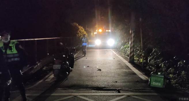 花莲吉安乡今日凌晨发生一起死亡车祸，一名Ubereat外送员骑乘机车不慎在路口与一台轿车碰撞，外送员当场失去生命迹象，送医抢救仍回天乏术。（民眾提供／罗亦晽花莲传真）