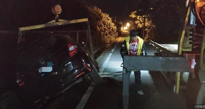 轿车驾驶连人带车在撞击瞬间衝进一旁水沟，所幸驾驶无伤，酒测值为0。至于详细肇事原因及责任，仍待警方厘清。(民眾提供／罗亦晽花莲传真）