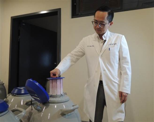 在取出卵子后，立即放入负196度C的液态氮筒中，『冻卵』就可保存多年。（图／茂盛医院提供）