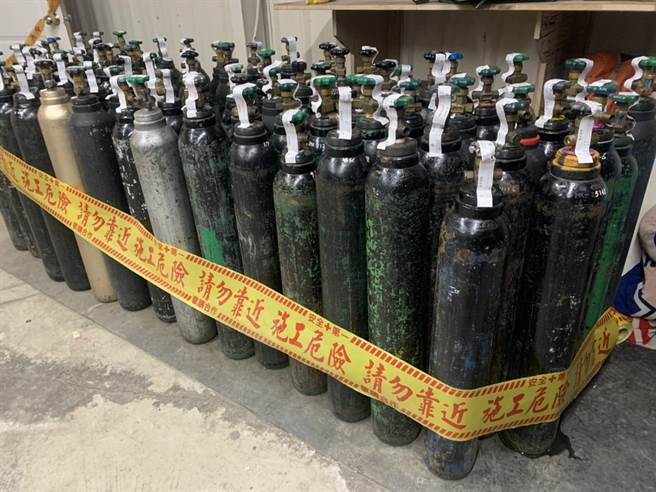新北市刑大為防止笑氣濫用，聯合環保局溯源追查笑氣貯存場所，日前在新莊某倉庫內查獲83支鋼瓶。（新北市刑大提供）