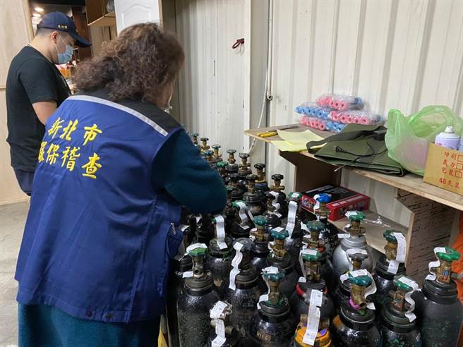 新北市刑大為防止笑氣濫用，聯合環保局溯源追查笑氣貯存場所，日前在新莊某倉庫內查獲83支鋼瓶。（新北市刑大提供）