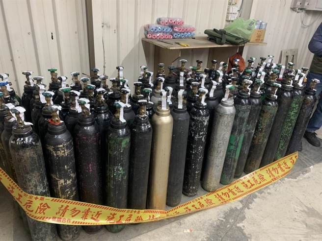 新北市刑大為防止笑氣濫用，聯合環保局溯源追查笑氣貯存場所，日前在新莊某倉庫內查獲83支鋼瓶。（新北市刑大提供）