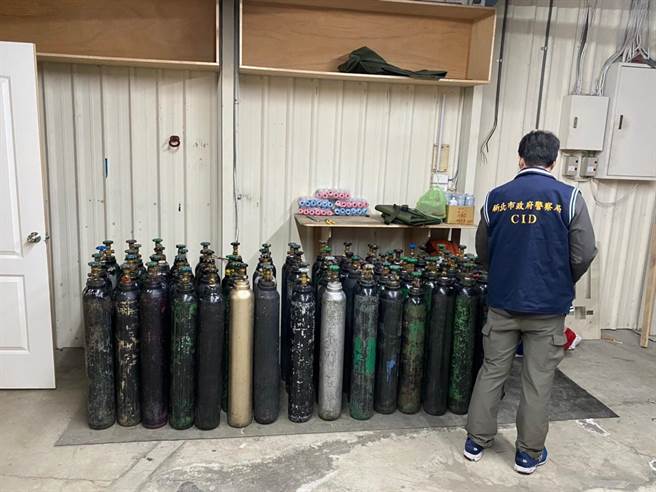 新北市刑大為防止笑氣濫用，聯合環保局溯源追查笑氣貯存場所，日前在新莊某倉庫內查獲83支鋼瓶。（新北市刑大提供）