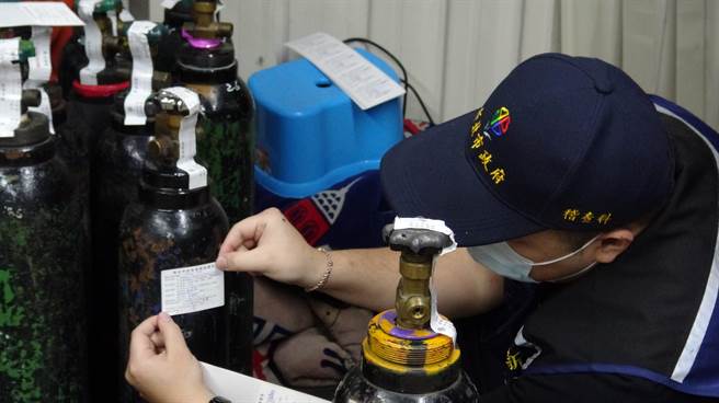 新北市刑大為防止笑氣濫用，聯合環保局溯源追查笑氣貯存場所，日前在新莊某倉庫內查獲83支鋼瓶。（新北市刑大提供）