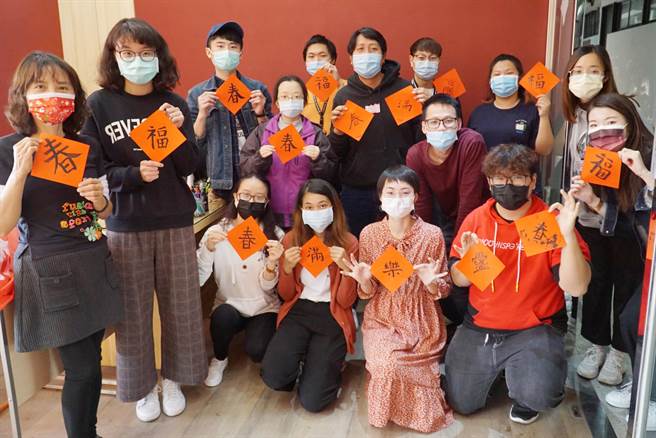 下周就是台灣農曆新年，大葉大學２日舉辦「新春三美」活動，邀請來自印尼、馬來西亞、越南、香港等國際生，寫春聯、練習說吉祥話，品嘗年節美食，深度認識台灣特有的農曆年節文化。（大葉大學提供／吳建輝彰化傳真）